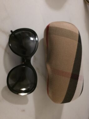 Burberry Black Round Women's Sunglasses with Beige Plaid Case